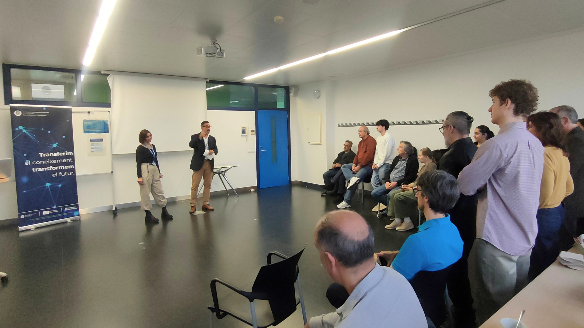 El cap del Parc UPC, José Luis Grande, i la tècnica, Marta Gelabert, presentant la jornada davant dels responsables de les empreses allotjades a l'edifici RDIT.