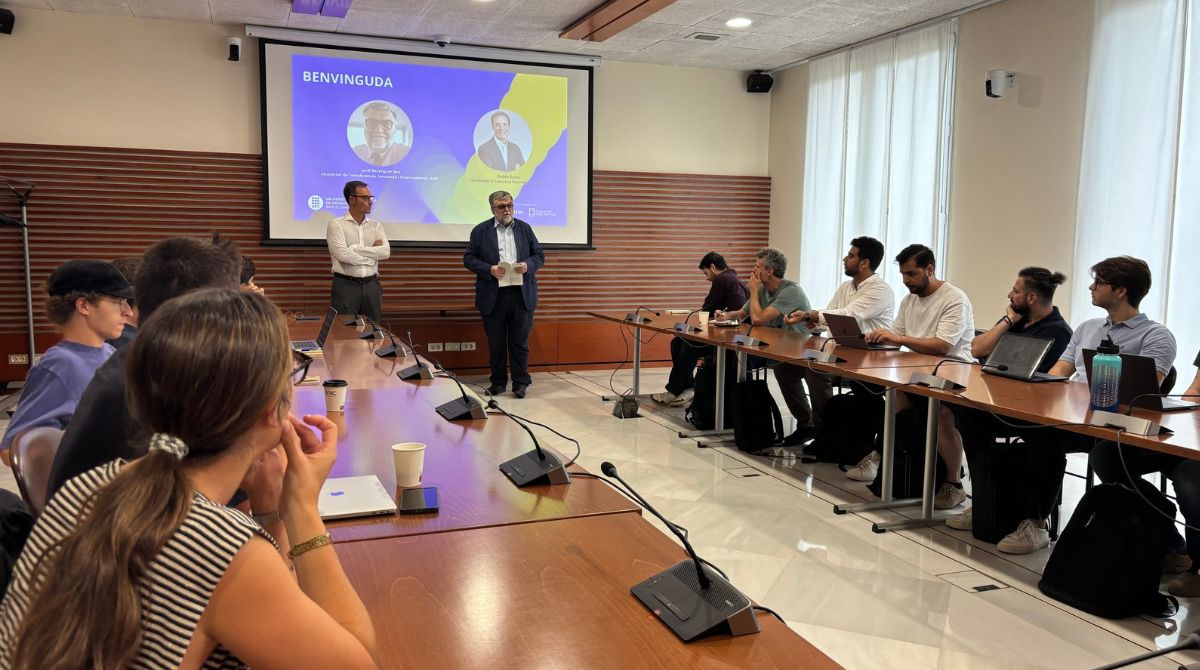 El vicerector de Transferència, Innovació i Emprenedoria dona la benvinguda a les empreses en la sessió inaugural.